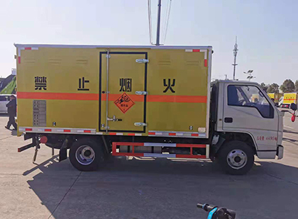 林西爆破器材运输车工人安全操作规范与智能技术保障